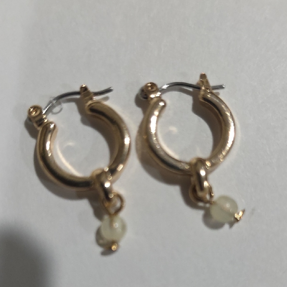 Gold Hoop Earrings with Cream Bead – Elegant Minimalist Jewelry for Women - Picture 6 of 10
